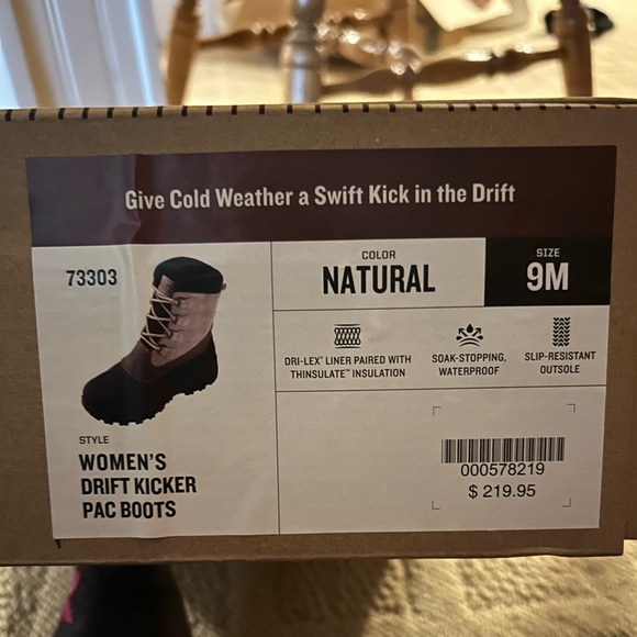 Final Price. NWT sz 9 waterproof insulated DTC boots - Picture 7 of 8